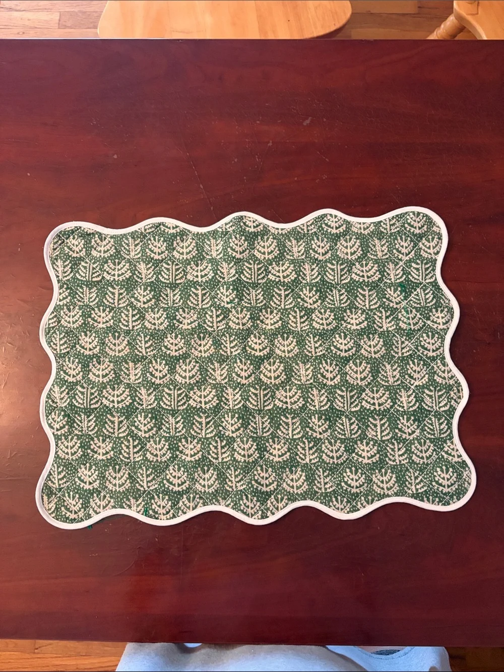 NEW Set of 2 Reversible Scalloped Quilted Placemats Block Print Style